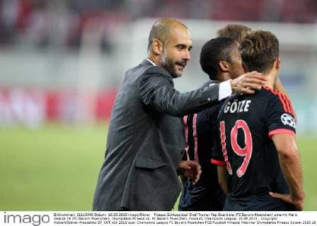 Piraeus Schlussjubel Chef-Trainer Pep Guardiola (FC Bayern Muenchen) umarmt Mario Goetze 19 (FC Bayern Muenchen), Olympiakos Piraeus vs. FC Bayern Muenchen, Fussball, Champions League, 16.09.2015 , Copyright: Kolbert Eibner-Pressefoto EP_CKT