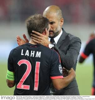 Piraeus Schlussjubel Chef-Trainer Pep Guardiola (FC Bayern Muenchen) umarmt Philipp Lahm 21 (FC Bayern Muenchen), Olympiakos Piraeus vs. FC Bayern Muenchen, Fussball, Champions League, 16.09.2015 , Copyright: Kolbert Eibner-Pressefoto EP_CKT
