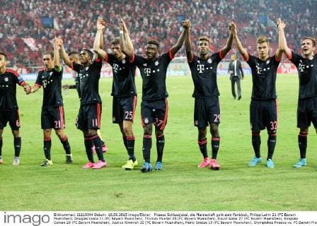 Piraeus Schlussjubel, die Mannschaft geht zum Fanblock, Philipp Lahm 21 (FC Bayern Muenchen), Douglas Costa 11 (FC Bayern Muenchen), Thomas Mueller 25 (FC Bayern Muenchen), David Alaba 27 (FC Bayern Muenchen), Kingsley Coman 29 (FC Bayern Muenchen), Joshua Kimmich 32 (FC Bayern Muenchen), Mario Goetze 19 (FC Bayern Muenchen), Olympiakos Piraeus vs. FC Bayern Muenchen, Fussball, Champions League, 16.09.2015 , Copyright: Kolbert Eibner-Pressefoto EP_CKT