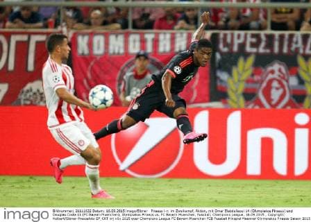 Piraeus l-r: im Zweikampf, Aktion, mit Omar Elabdellaoui 14 (Olympiakos Piraeus) und Douglas Costa 11 (FC Bayern Muenchen), Olympiakos Piraeus vs. FC Bayern Muenchen, Fussball, Champions League, 16.09.2015 , Copyright: Kolbert Eibner-Pressefoto EP_CKT