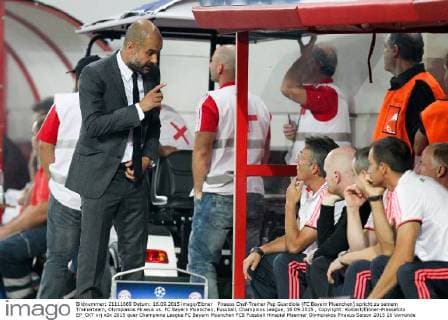 Piraeus Chef-Trainer Pep Guardiola (FC Bayern Muenchen) spricht zu seinem Trainerteam, Olympiakos Piraeus vs. FC Bayern Muenchen, Fussball, Champions League, 16.09.2015 , Copyright: Kolbert Eibner-Pressefoto EP_CKT