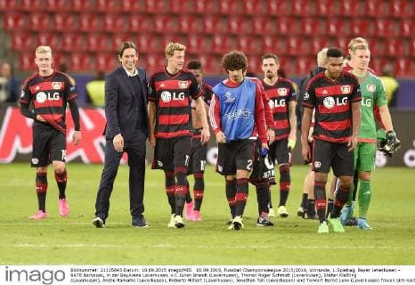 16.09.2015, Fussball Championsleague 2015 2016, Vorrunde, 1.Spieltag, Bayer Leverkusen - BATE Baryssau, in der BayArena Leverkusen. v.l. Julian Brandt (Leverkusen), Trainer Roger Schmidt (Leverkusen), Stefan Kießling (Leverkusen), Andre Ramalho (Leverkusen), Roberto Hilbert (Leverkusen), Jonathan Tah (Leverkusen) und Torwart Bernd Leno (Leverkusen) freuen sich nach dem Spiel