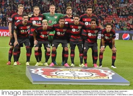 16.09.2015, Fussball Championsleague 2015 2016, Vorrunde, 1.Spieltag, Bayer Leverkusen - BATE Baryssau, in der BayArena Leverkusen. Das Mannschaftsbild: vordere Reihe v.l. Roberto Hilbert (Leverkusen), Kevin Kampl (Leverkusen), Karim Bellarabi (Leverkusen), Hakan Calhanoglu (Leverkusen), Wendell (Leverkusen) und Chicharito Javier Hernandez (Leverkusen) . hintere Reihe v.l. Lars Bender (Leverkusen), Kyriakos Papadopulos (Leverkusen), Torwart Bernd Leno (Leverkusen), Admir Mehmedi (Leverkusen) und Jonathan Tah (Leverkusen)