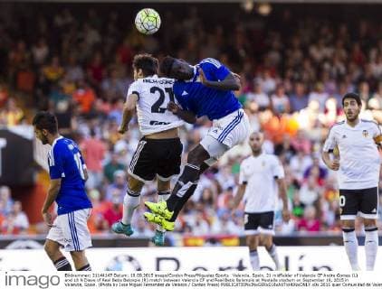 Valencia, Spain. 21 midfielder of Valencia CF Andre Gomes (L) and 18 N Diaye of Real Betis Balonpie (R) match between Valencia CF and Real Betis Balompie at Mestalla stadium on September 19, 2015 in Valencia, Spain. (Photo by Jose Miguel Fernandez de Velasco Cordon Press)