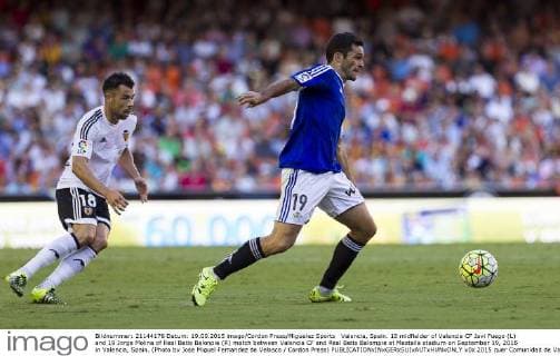 Valencia, Spain. 18 midfielder of Valencia CF Javi Fuego (L) and 19 Jorge Molina of Real Betis Balonpie (R) match between Valencia CF and Real Betis Balompie at Mestalla stadium on September 19, 2015 in Valencia, Spain. (Photo by Jose Miguel Fernandez de Velasco Cordon Press)
