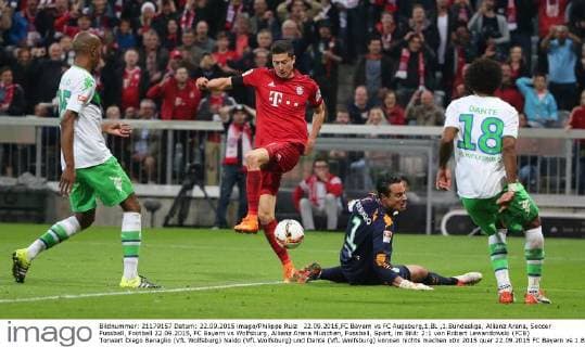 22.09.2015,FC Bayern vs FC Augsburg,1.BL ,1.Bundesliga, Allianz Arena, Soccer Fussball, Football 22.09.2015, FC Bayern vs Wolfsburg, Allianz Arena München, Fussball, Sport, im Bild: 2:1 von Robert Lewandowski (FCB) Torwart Diego Benaglio (VfL Wolfsburg) Naldo (VfL Wolfsburg) und Dante (VfL Wolfsburg) können nichts machen
