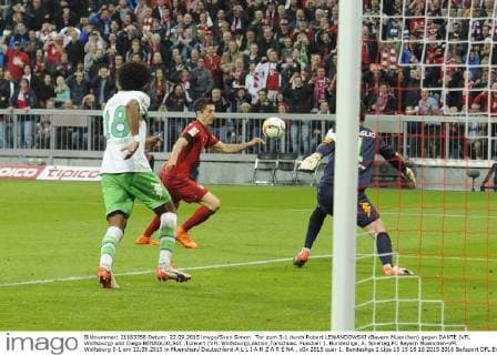 Tor zum 3-1 durch Robert LEWANDOWSKI (Bayern Muenchen) gegen DANTE (VFL Wolfsburg) und Diego BENAGLIO,SUI ,Torwart (VFL Wolfsburg),Aktion,Torschuss. Fussball 1. Bundesliga, 6. Spieltag,FC Bayern Muenchen-VFL Wolfsburg 5-1 am 22.09.2015 in Muenchen Deutschland.A L L I A N Z A R E NA ,