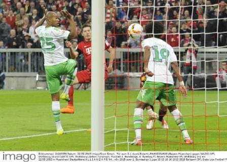Tor zum 3-1 durch Robert LEWANDOWSKI (Bayern Muenchen) gegen NALDO (VFL Wolfsburg,li) und DANTE (VFL Wolfsburg),Aktion,Torschuss. Fussball 1. Bundesliga, 6. Spieltag,FC Bayern Muenchen-VFL Wolfsburg 5-1 am 22.09.2015 in Muenchen Deutschland.A L L I A N Z A R E NA ,