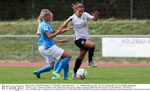v.li.: Stefanie Grimm (SIN, 19), Joy Strähle (SIN, 6), Anja Maike Hegenauer (Freiburg, 24), Zweikampf, Duell, duel, tackle, Dynamik, Action, Aktion, Fussball, DFB-Pokal der Frauen, VfL Sindelfingen - SC Freiburg, xozx