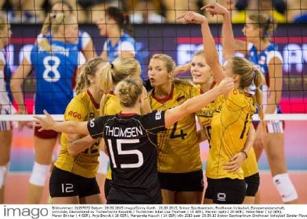 28.09.2015, Indoor Sportcentrum, Eindhoven Volleyball, Europameisterschaft, Vorrunde, Deutschland vs. Tschechische Republik Tschechien Jubel Lisa Thomsen ( 15 GER), Mareen Apitz ( 20 GER), Heike Beier ( 12 GER), Maren Brinker ( 4 GER), Anja Brandt ( 16 GER), Margareta Kozuch ( 14 GER)