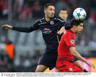 SOCCER - CL, Bayern vs Zagreb MUNICH,GERMANY,29.SEP.15 - SOCCER - UEFA Champions League, group stage, FC Bayern Muenchen vs GNK Dinamo Zagreb. Image shows Jeremy Taravel (Zagreb) and Robert Lewandowski (Bayern). GEPAxpictures xThomasxBachun