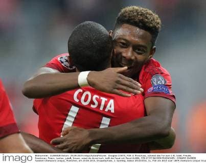 Douglas COSTA, FCB 11 Torschuss, schiesst das Tor zum 1-0, Jubel, Freude, Emotionen, Feiern, Lachen, jubelt, freuen, reisst die Arme hoch, ballt die Faust mit David ALABA, FCB 27 FC BAYERN MUENCHEN - DINAMO ZAGREB Fussball Champions League, Muenchen, am 29.09.2015, Gruppenphase, 2. Spieltag, Saison 2015 2016, CL, FCB