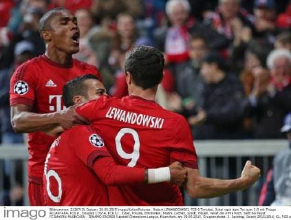 Robert LEWANDOWSKI, FCB 9 Torjubel, Jubel nach dem Tor zum 2-0 mit Thiago ALCANTARA, FCB 6 , Douglas COSTA, FCB 11 , Jubel, Freude, Emotionen, Feiern, Lachen, jubelt, freuen, reisst die Arme hoch, ballt die Faust FC BAYERN MUENCHEN - DINAMO ZAGREB Fussball Champions League, Muenchen, am 29.09.2015, Gruppenphase, 2. Spieltag, Saison 2015 2016, CL, FCB
