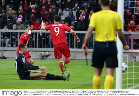 29.09.2015,FC Bayern vs Dinamo Zagreb,1.BL, CL, Champions League, Allianz Arena, Soccer Fussball, Football, Herren, Männer 29.09.2015, CL, FC Bayern vs Dinamo Zagreb, Allianz Arena, München im Bild: Jubel zum 4:0 von Robert Lewandowski (FCB)