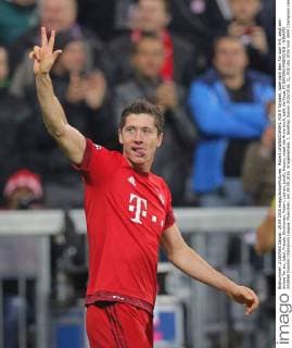 Robert LEWANDOWSKI, FCB 9 Torjubel, Jubel nach dem Tor zum 5-0, zeigt sein drittes Tor an, Jubel, Freude, Emotionen, Feiern, Lachen, jubelt, freuen, reisst die Arme hoch, ballt die Faust FC BAYERN MUENCHEN - DINAMO ZAGREB Fussball Champions League, Muenchen, am 29.09.2015, Gruppenphase, 2. Spieltag, Saison 2015 2016, CL, FCB