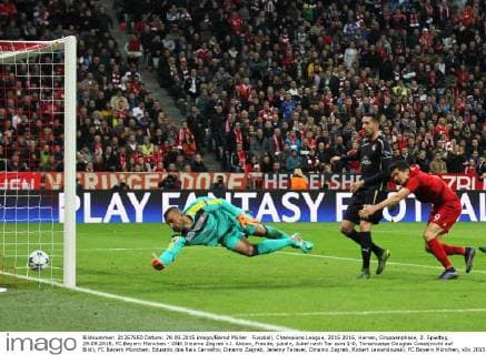 Fussball, Champions League, 2015 2016, Herren, Gruppenphase, 2. Spieltag, 29.09.2015, FC Bayern München - GNK Dinamo Zagreb v.l. Aktion, Freude, jubeln, Jubel nach Tor zum 1-0, Torschuetze Douglas Costa(nicht auf Bild), FC Bayern München, Eduardo dos Reis Carvalho, Dinamo Zagreb, Jeremy Taravel, Dinamo Zagreb, Robert Lewandowski, FC Bayern München,