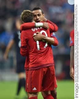29.09.2015, Fussball, Saison 2015 2016, Champions League, 2015 16, Vorrunde, FC Bayern München - Dinamo Zagreb 5:0, Jubel Thiago Alcantara (Bayern Muenchen), re., und Mario Goetze, Mario Götze (Bayern Muenchen)