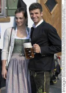 Thomas MUELLER (MÜLLER,Bayern Muenchen) mit Ehefrau Lisa. Fussball FC Bayern Muenchen, traditioneller Oktoberfestbesuch in der Kaefer Schenke, am 30.09.2015 in Muenchen Deutschland.
