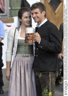 Thomas MUELLER (MÜLLER,Bayern Muenchen) mit Ehefrau Lisa. Fussball FC Bayern Muenchen, traditioneller Oktoberfestbesuch in der Kaefer Schenke, am 30.09.2015 in Muenchen Deutschland.