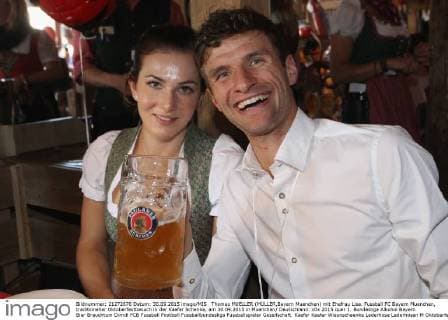 Thomas MUELLER (MÜLLER,Bayern Muenchen) mit Ehefrau Lisa. Fussball FC Bayern Muenchen, traditioneller Oktoberfestbesuch in der Kaefer Schenke, am 30.09.2015 in Muenchen Deutschland.