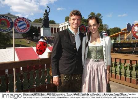 Thomas MUELLER (MÜLLER,Bayern Muenchen) mit Ehefrau Lisa. Fussball FC Bayern Muenchen, traditioneller Oktoberfestbesuch in der Kaefer Schenke, am 30.09.2015 in Muenchen Deutschland.