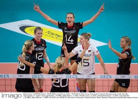 30.09.2015, Lotto Arena, Antwerpen Volleyball, Europameisterschaft, Playoffs, Deutschland vs. Ungarn Jubel Anja Brandt ( 16 GER), Heike Beier ( 12 GER), Mareen Apitz ( 20 GER), Margareta Kozuch ( 14 GER), Lisa Thomsen ( 15 GER), Maren Brinker ( 4 GER)