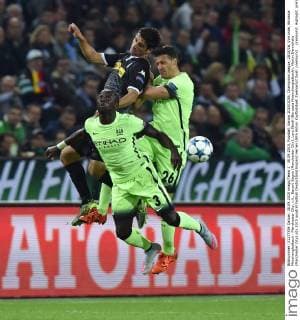 30.09.2015, Fussball, Saison 2015 2016, Champions League, 2015 16, Vorrunde, Borussia Mönchengladbach - Manchester City, v.li., Bacary Sagna (Manchester City), Lars Stindl (Borussia Moenchengladbach), Martin Demichelis (Manchester City)