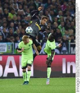 30.09.2015, Fussball, Saison 2015 2016, Champions League, 2015 16, Vorrunde, Borussia Mönchengladbach - Manchester City, v.li., Kevin De Bruyne (Manchester City), Fabian Johnson (Borussia Moenchengladbach), Nicolas Otamendi (Manchester City)