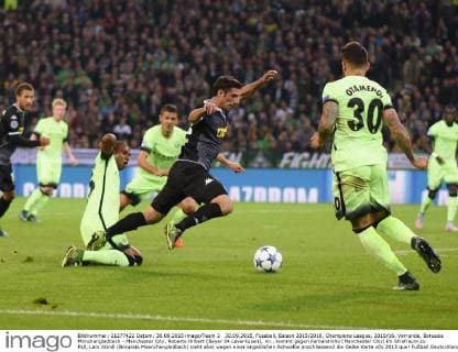 30.09.2015, Fussball, Saison 2015 2016, Champions League, 2015 16, Vorrunde, Borussia Mönchengladbach - Manchester City, Roberto Hilbert (Bayer 04 Leverkusen), mi., kommt gegen Fernandinho (Manchester City) im Strafraum zu Fall, Lars Stindl (Borussia Moenchengladbach) sieht aber wegen einer angeblichen Schwalbe anschliessend die Gelbe Karte