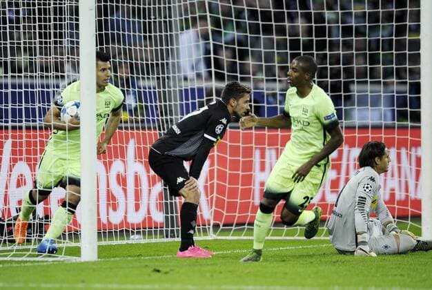 Borussia Park Mönchengladbach 30.9.2015, Champions League, 2015 16, Vorrunde, 2. Spieltag, Borussia Mönchengladbach (Moenchengladbach, Gladbach) vs. Manchester City ---- v.li.: Sergio Aguero, Julian Korb (MGLB), Fernandinho, Torwart Yann Sommer (Gladbach) nach dem Ausgleich zum 1:1