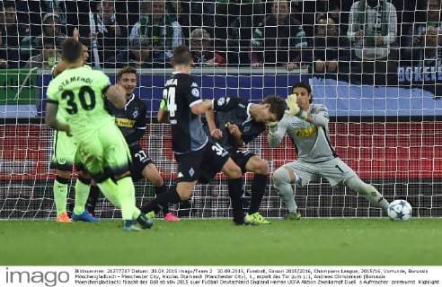 30.09.2015, Fussball, Saison 2015 2016, Champions League, 2015 16, Vorrunde, Borussia Mönchengladbach - Manchester City, Nicolas Otamendi (Manchester City), li., erzielt das Tor zum 1:1, Andreas Christensen (Borussia Moenchengladbach) fälscht den Ball ab