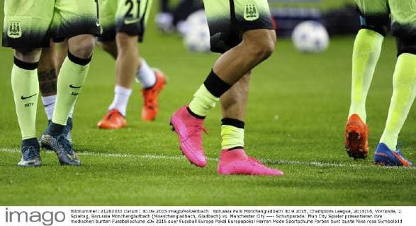 Borussia Park Mönchengladbach 30.9.2015, Champions League, 2015 16, Vorrunde, 2. Spieltag, Borussia Mönchengladbach (Moenchengladbach, Gladbach) vs. Manchester City ---- Schuhparade: Man City Spieler präsentieren ihre modischen bunten Fussballschuhe