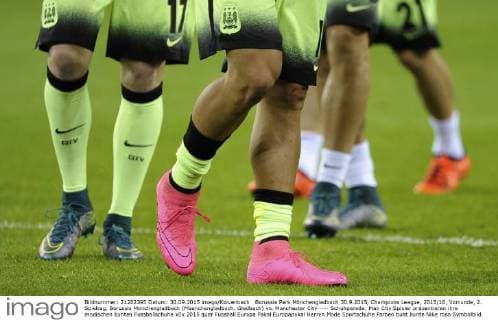 Borussia Park Mönchengladbach 30.9.2015, Champions League, 2015 16, Vorrunde, 2. Spieltag, Borussia Mönchengladbach (Moenchengladbach, Gladbach) vs. Manchester City ---- Schuhparade: Man City Spieler präsentieren ihre modischen bunten Fussballschuhe