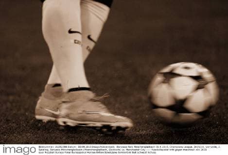 Borussia Park Mönchengladbach 30.9.2015, Champions League, 2015 16, Vorrunde, 2. Spieltag, Borussia Mönchengladbach (Moenchengladbach, Gladbach) vs. Manchester City ---- Fussballspieler tritt gegen matchball