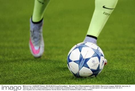 Borussia Park Mönchengladbach 30.9.2015, Champions League, 2015 16, Vorrunde, 2. Spieltag, Borussia Mönchengladbach (Moenchengladbach, Gladbach) vs. Manchester City ---- Fussballspieler tritt gegen matchball