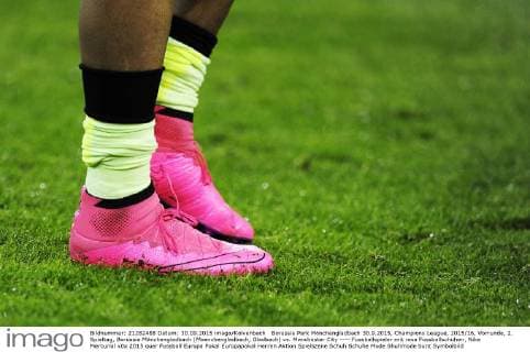 Borussia Park Mönchengladbach 30.9.2015, Champions League, 2015 16, Vorrunde, 2. Spieltag, Borussia Mönchengladbach (Moenchengladbach, Gladbach) vs. Manchester City ---- Fussballspieler mit rosa Fussballschuhen, Nike Mercurial