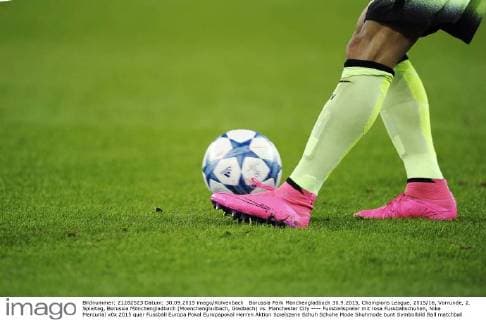 Borussia Park Mönchengladbach 30.9.2015, Champions League, 2015 16, Vorrunde, 2. Spieltag, Borussia Mönchengladbach (Moenchengladbach, Gladbach) vs. Manchester City ---- Fussballspieler mit rosa Fussballschuhen, Nike Mercurial