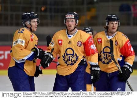 Ice hockey Eishockey - CHL, RB Muenchen vs Rauma MUNICH,GERMANY,06.OCT.15 - ICE HOCKEY - CHL, Champions Hockey League, play off, EHC Red Bull Muenchen vs Lukko Rauma. Image shows the rejoicing of Turo Asplund, Toni Koivisto and Aaron Gagnon (Lukko Rauma). GEPAxpictures xFlorianxErtl