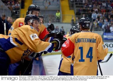 Ice hockey Eishockey - CHL, RB Muenchen vs Rauma MUNICH,GERMANY,06.OCT.15 - ICE HOCKEY - CHL, Champions Hockey League, play off, EHC Red Bull Muenchen vs Lukko Rauma. Image shows the rejoicing of Ville Vahalahti and Sami Lahteenmaki (Lukko Rauma). GEPAxpictures xFlorianxErtl