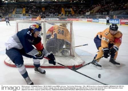Ice hockey Eishockey - CHL, RB Muenchen vs Rauma MUNICH,GERMANY,06.OCT.15 - ICE HOCKEY - CHL, Champions Hockey League, play off, EHC Red Bull Muenchen vs Lukko Rauma. Image shows Dominik Kahun (RB Muenchen), Ryan Zapolski and Aaron Gagnon (Lukko Rauma). GEPAxpictures xFlorianxErtl