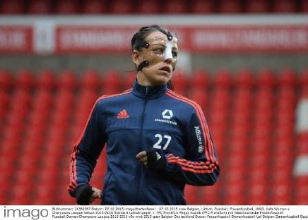 07.10.2015 xcex Belgien, Lüttich, Fussball, Frauenfussball, UWCL Uefa Women s Champions League Saison 2015 2016 Standart Lüttich gegen 1. FFC Frankfurt Peggy Kuznik (FFC Frankfurt) mit Gesichtsmaske