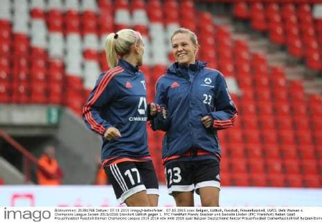 07.10.2015 xcex Belgien, Lüttich, Fussball, Frauenfussball, UWCL Uefa Women s Champions League Saison 2015 2016 Standart Lüttich gegen 1. FFC Frankfurt Mandy Islacker und Isabelle Linden (FFC Frankfurt) haben Spaß