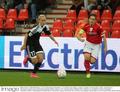 07.10.2015 xcex Belgien, Lüttich, Fussball, Frauenfussball, UWCL Uefa Women s Champions League Saison 2015 2016 Standart Lüttich gegen 1. FFC Frankfurt Mandy Islacker (FFC Frankfurt) im Laufduell mit Maud Coutereels (Standart Lüttich)