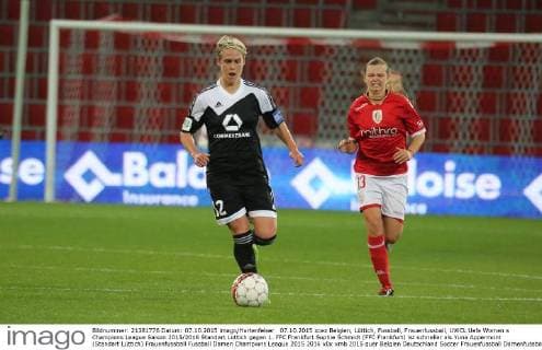 07.10.2015 xcex Belgien, Lüttich, Fussball, Frauenfussball, UWCL Uefa Women s Champions League Saison 2015 2016 Standart Lüttich gegen 1. FFC Frankfurt Sophie Schmidt (FFC Frankfurt) ist schneller als Yuna Appermont (Standart Lüttich)
