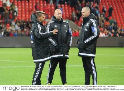 07.10.2015 xcex Belgien, Lüttich, Fussball, Frauenfussball, UWCL Uefa Women s Champions League Saison 2015 2016 Standart Lüttich gegen 1. FFC Frankfurt Trainer Colin Bell (FFC Frankfurt) im Gespräch mit Mario Gros und Matt Ross