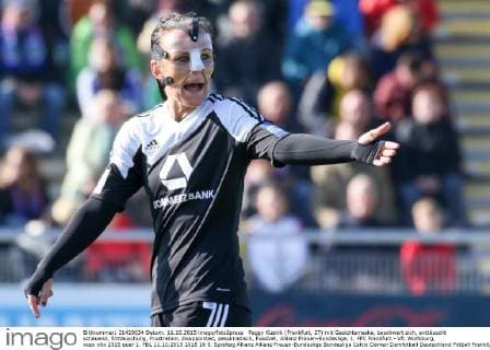 Peggy Kuznik (Frankfurt, 27) mit Gesichtsmaske, beschwert sich, enttäuscht schauend, Enttäuschung, Frustration, disappointed, pessimistisch, Fussball, Allianz Frauen-Bundesliga, 1. FFC Frankfurt - VfL Wolfsburg, xozx