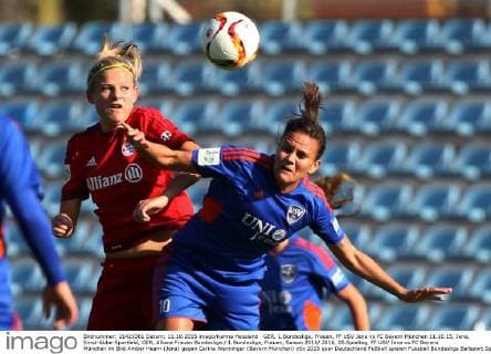 GER, 1.Bundesliga, Frauen, FF USV Jena vs FC Bayern München 11.10.15, Jena, Ernst-Abbe-Sportfeld, GER, Allianz Frauen Bundesliga 1.Bundesliga, Frauen, Saison 2015 2016, 05.Spieltag, FF USV Jena vs FC Bayern München im Bild Amber Hearn (Jena) gegen Carina Wenninger (Bayern München)