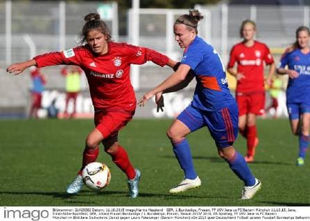 GER, 1.Bundesliga, Frauen, FF USV Jena vs FC Bayern München 11.10.15, Jena, Ernst-Abbe-Sportfeld, GER, Allianz Frauen Bundesliga 1.Bundesliga, Frauen, Saison 2015 2016, 05.Spieltag, FF USV Jena vs FC Bayern München im Bild Jana Sedlackova (Jena) gegen Laura Feiersinger (Bayern München)