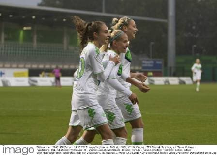 Fußball, UWCL, VfL Wolfsburg - ZFK Spartak Subotica; v.l. Tessa Wullaert (Wolfsburg, 10), Julia Simic (Wolfsburg, 31), Zsanett Jakabfi (Wolfsburg, 3) Jubel, Torjubel, Freude, Emotion, Torerfolg, Aktion, action, goal, goal celebration, celebrates. xtgx