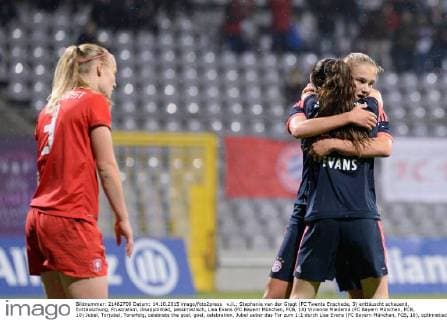 v.li.: Stephanie van der Gragt (FC Twente Enschede, 3) enttäuscht schauend, Enttäuschung, Frustration, disappointed, pessimistisch, Lisa Evans (FC Bayern München, FCB, 18) Vivianne Miedema (FC Bayern München, FCB, 10) Jubel, Torjubel, Torerfolg, celebrate the goal, goal, celebration, Jubel ueber das Tor zum 1:1 durch Lisa Evans (FC Bayern München, FCB, 18), optimistisch, Action, Aktion, Fussball, UEFA Women s Champions League, FC Bayern München - FC Twente Enschede, xslx